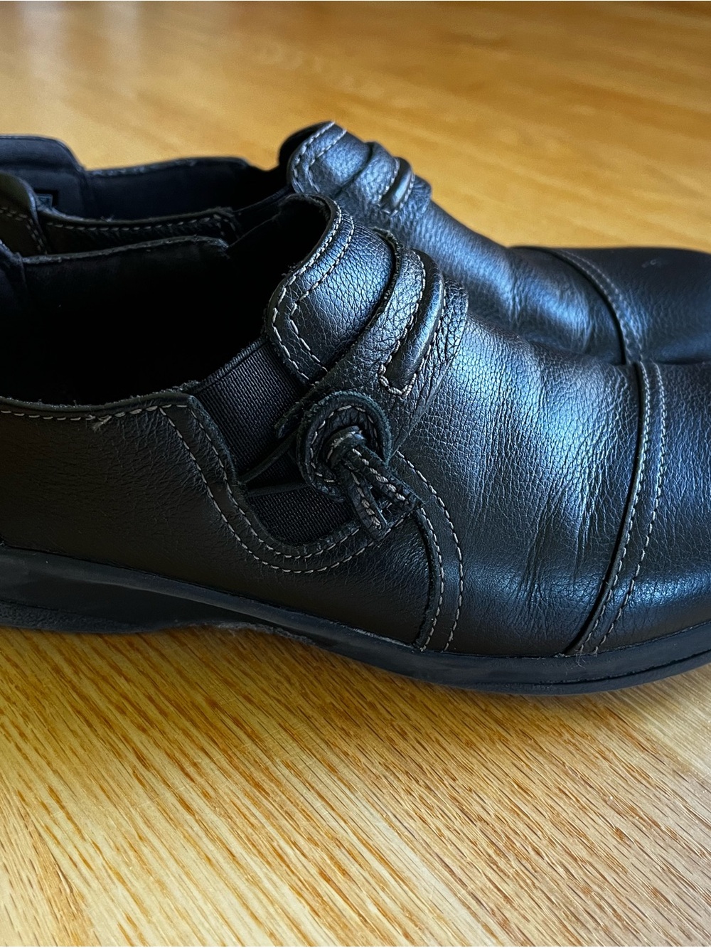 CLARKS WOMEN ORTHOLITE SLIP ON WOMEN SIZE 7 W BLACK LEATHER COMFORT LOAFER - Picture 2 of 3